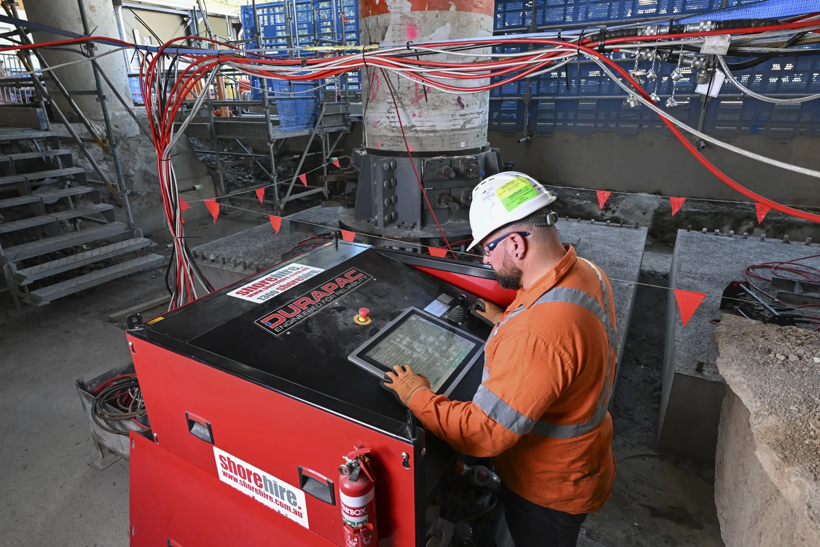 AU Shore Hire Engineer using Synchronised Hydraulic Jacks