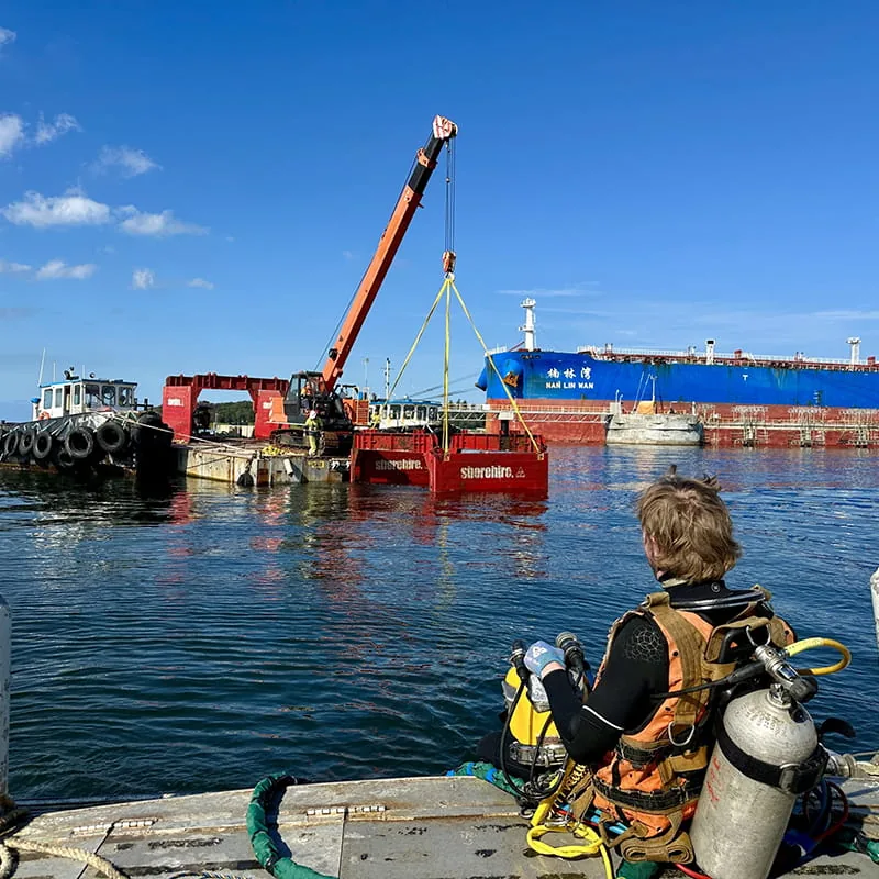 Sinking a Shoring Box for Underwater Pipe Works