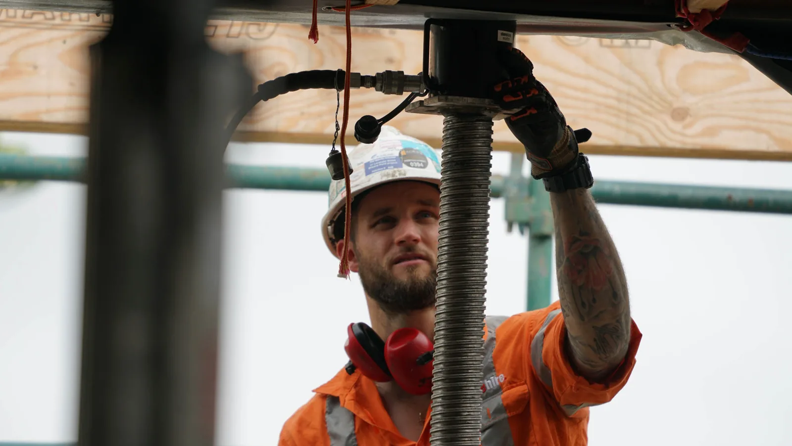 AU Shore Hire Engineer using Synchronised Hydraulic Jacks